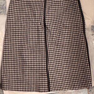 Zara wool skirt in black and white. Size: 6. NEW